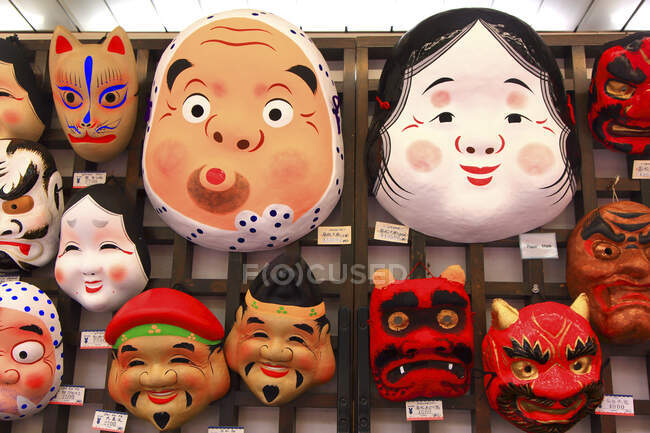 Japón, Tokio. Máscaras en el mercado - foto de stock