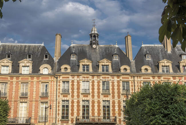 Francia, París 3º y 4º distrito, edificios en la plaza des Vosges - foto de stock