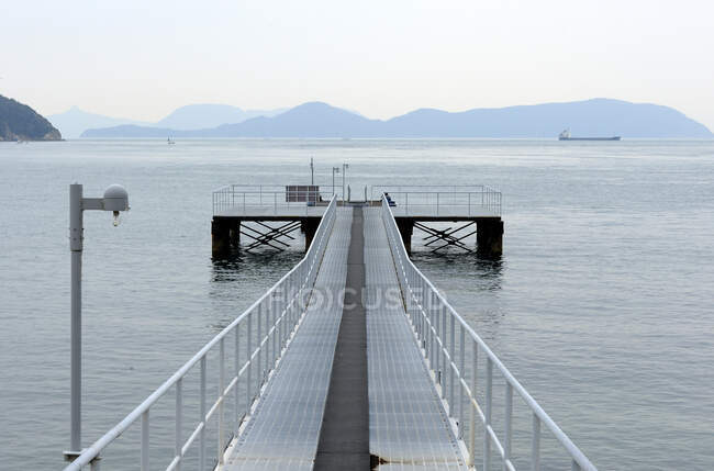 Japan, Insel Naoshima, Seebrücke am Meer — Stockfoto