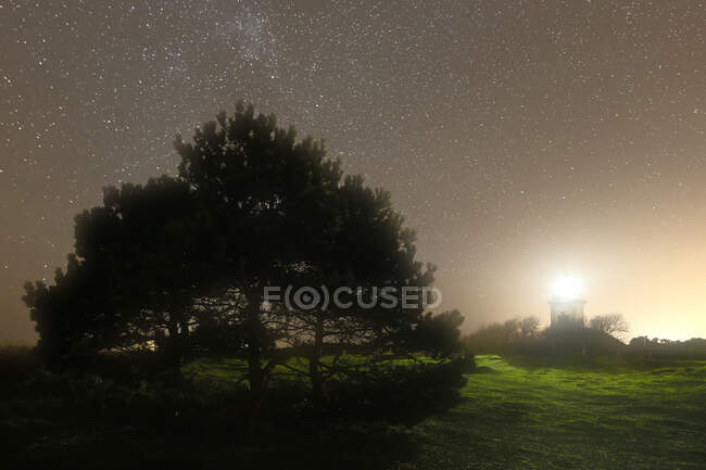 Normandie. Manche. Pointe d'Agon Coutainville. Le sémaphore la nuit, sous les étoiles. — Photo de stock