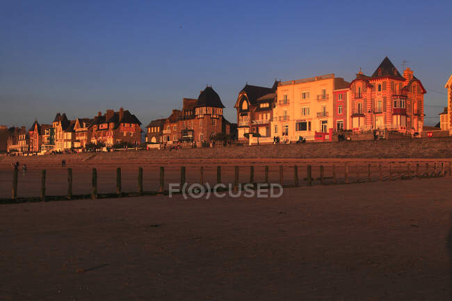 France, St-Malo, Maisons au bord de l'eau. — Photo de stock