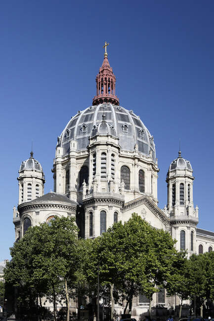 Париж, 8 район. Церква Святого Августина влітку.. — стокове фото