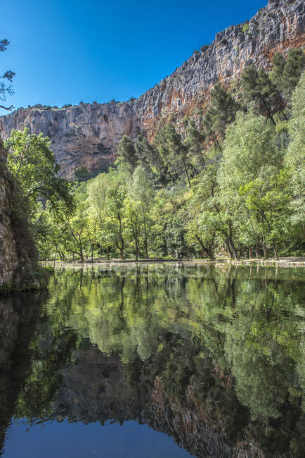 Spanien, Autonome Gemeinschaft Aragon, Espejo-See im Park des Zisterzienserklosters von Piedra — Stockfoto
