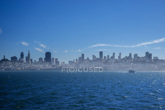 США, Калифорния, Сан-Франциско с туманом — стоковое фото