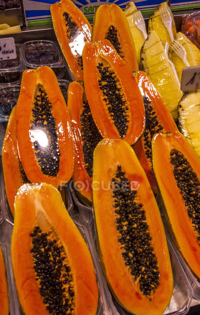 Bancarella di papaya al mercato della Boqueria, Spagna, Catalogna, Barcellona — Foto stock