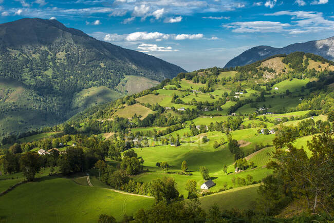Francia, Parque Nacional de los Pirineos, Región de Occitania, Val d 'Azun, Valle de Ouzoum, cerca de Arbeost - foto de stock