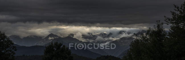 Франция, Аяж, облака и сумерки на горе Валье — стоковое фото
