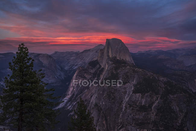 Rocky Half Dome y Yosemite Valley al atardecer, Yosemite National Park, California, Estados Unidos de América, América del Norte - foto de stock