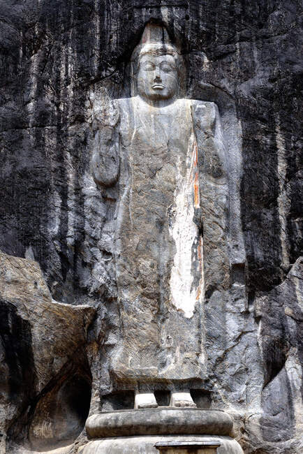 Шри-Ланка. Храм Будурувагала. Руины Buduruwagala находятся рядом с городом Wellawaya на юге острова. Эти статуи датируются X веком. — стоковое фото