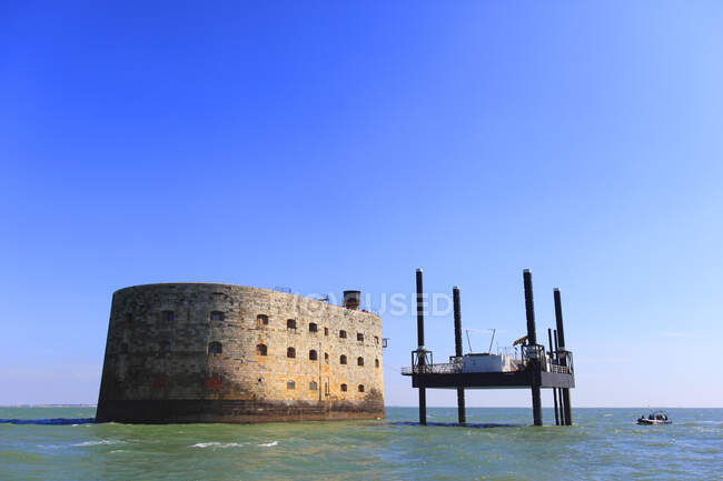 Francia, Fort Boyard sobre el cielo azul - foto de stock