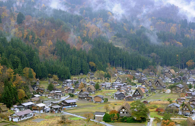 Japón, Alpes japoneses, Shirakawa-go, casas con techo de paja - foto de stock