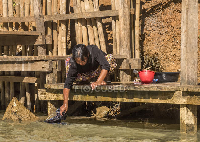 Myanmar, Shan State, Lago Inle, lavando a roupa na margem do canal Inn Thein — Fotografia de Stock
