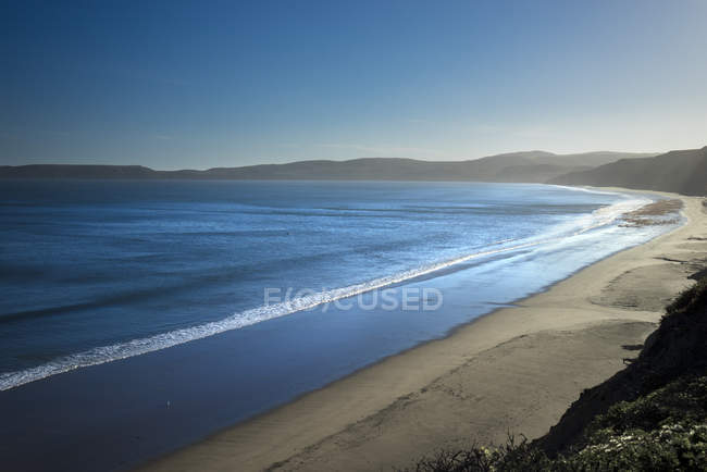 Vue sur la plage ensoleillée de Drakes, Point Reyes National Seashore, Californie, États-Unis — Photo de stock