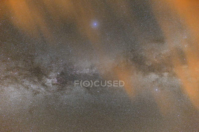 Sommer Milchstraße leuchtet und Wolken am Nachthimmel — Stockfoto