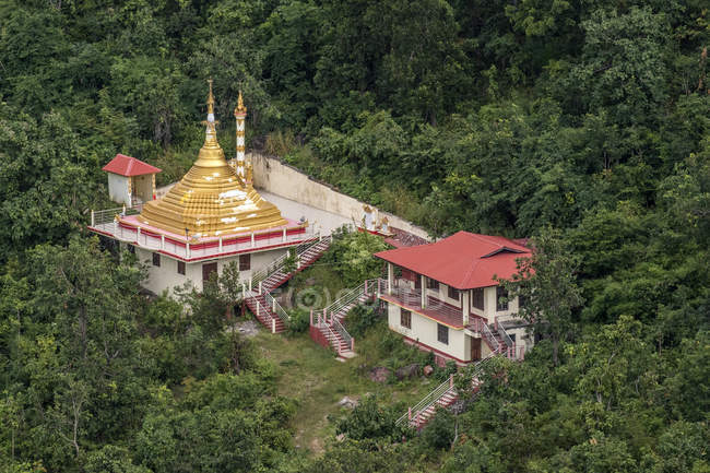 М'янма, Мандалай області, пагода в лісі біля гори поза — стокове фото