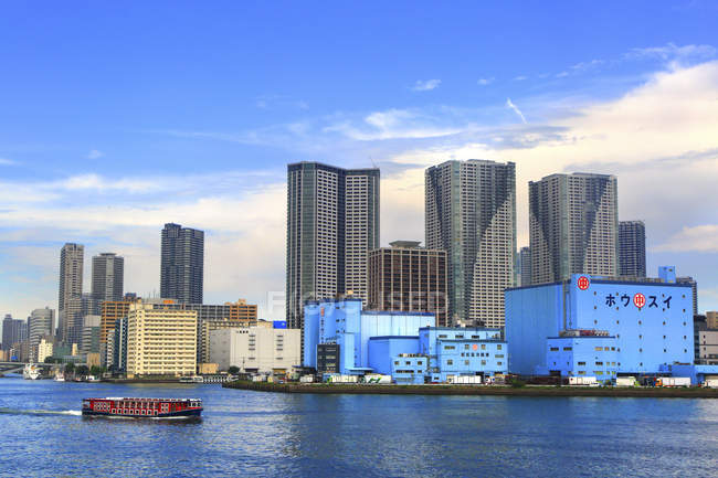 Toyosu Fishermens Wharf y torres de Tokio - foto de stock
