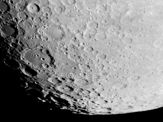 Der Mond in sehr Nahaufnahme während seiner Gibbous-Phase. Links der berühmte Clavius-Krater. — Stockfoto