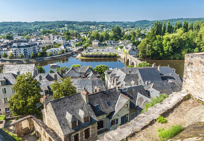 Francia, Dordoña, Terrasson-Lavilledieu, el Vezere (río) y el pueblo ambos vistos desde el paseo a la iglesia de la abadía de Saint Sour - foto de stock