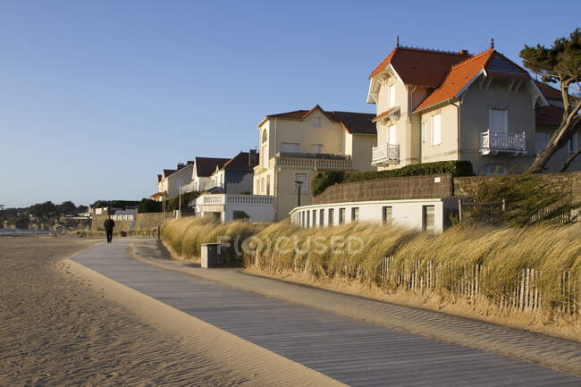 France, La Bernerie-en-Retz, pedestrian walkway at the top of the beach. — Stock Photo