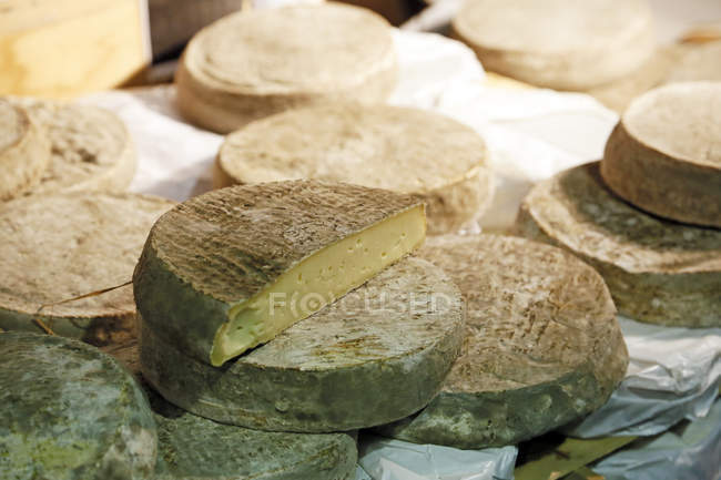 Almacenamiento de queso Saint-Nectaire, Auvernia, Francia - foto de stock
