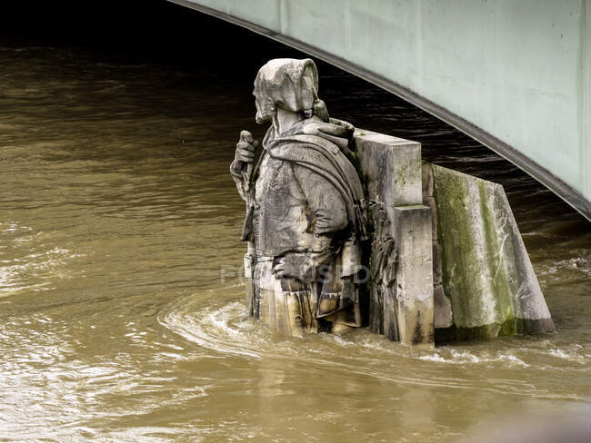 Francia, Isla de Francia, París, desbordamiento e inundaciones del Sena, junio de 2016, el 'Zouave' en el pont de l 'Alma - foto de stock