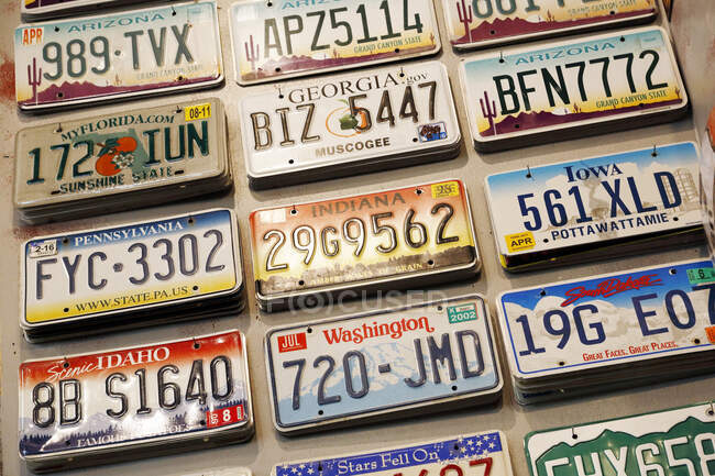 USA. Arizona. Flagstaff. Downtown. License plates from different American states. — Stock Photo