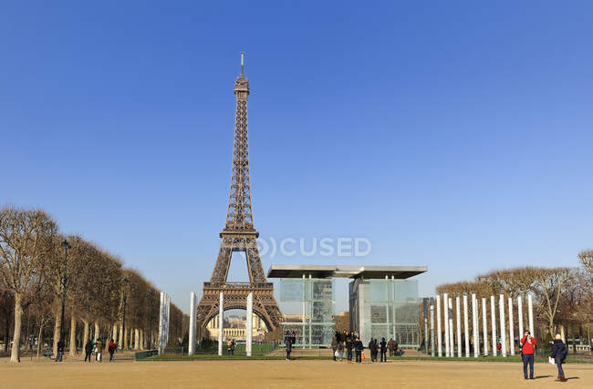 Frankreich, Paris, Champ de Mars, Eiffelturm und die Mur de la Paix (Freiheitsmauer)) — Stockfoto