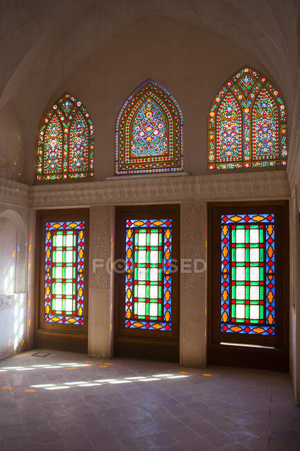 Vitrais, histórica casa burguesa abássida ou abássida, Caxã, Irão — Fotografia de Stock