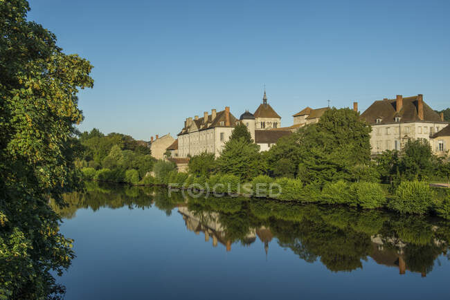 Francia, Centro Francia, Ebreuil, rive del fiume Sioule — Foto stock