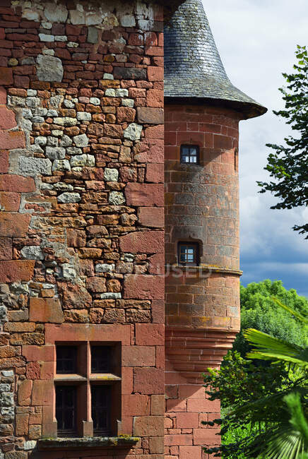 Europa, Francia, torre di avvistamento di una casa a Collonges-la-Rouge, il villaggio più bello della Francia, a Correze — Foto stock