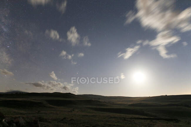 El Macizo Central. Cantal. Plateau Trizac. El paisaje iluminado por la luz de la luna. Cielo estrellado y Vía Láctea. - foto de stock