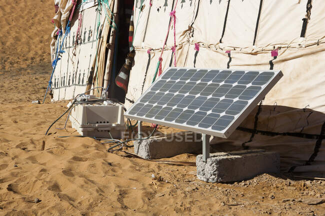 Panel solar y carpas bereberes en las dunas de Merzouga en Marruecos - foto de stock