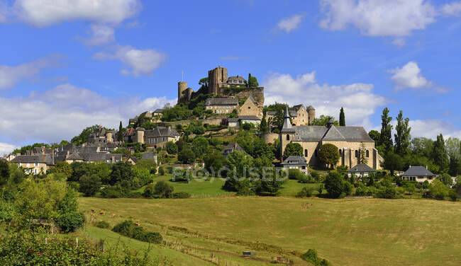 Europa, França, torre e muralha de Turenne, a aldeia mais bonita da França, em Correze — Fotografia de Stock