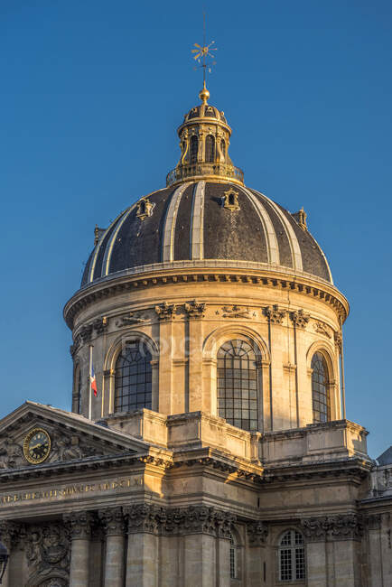 France, Ile de France, Paris, 6th district, Cupola of the Institut de France, Quai de Conti — стокове фото