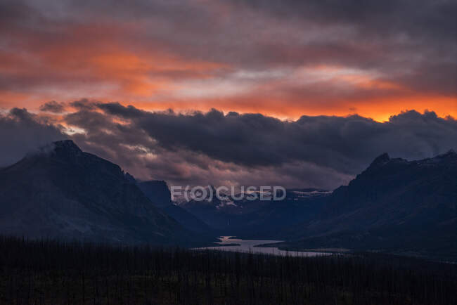 EUA, Montana, Parque Nacional Glacier, pôr-do-sol sobre Saint Mary Lake — Fotografia de Stock