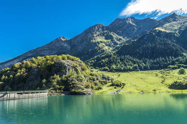 Francia, Parque Nacional de los Pirineos, Región de Occitanie, Val d 'Azun, vallee d' Arrens, presa de la tecnología - foto de stock