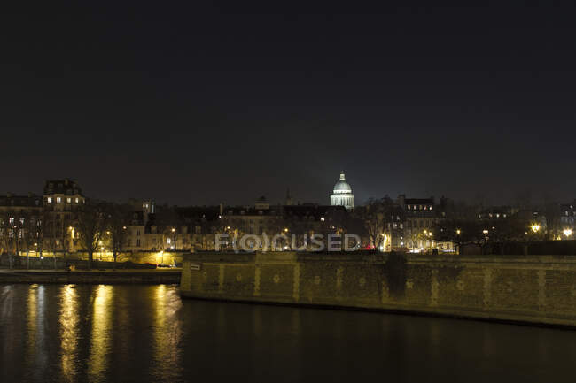 France, Paris, upstream tip of the ile de la Cite,  in the backgroung : the Pantheon, at night. — Stock Photo