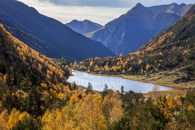Spagna, Catalogna, Lleida, Parco Nazionale delle Aiguestortes, Lago di Llebreta in autunno — Foto stock