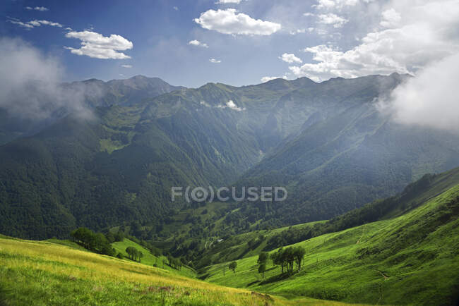 Francia, Ariege, vista sulla valle di Angouls dalla cima di Fonta — Foto stock