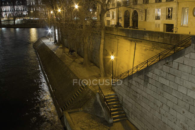 France, Paris, ile saint-Louis, Quai d'Orleans, at night. — Stock Photo