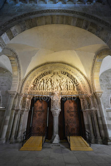 Europa, Francia, entrada a la Abadía de Vezelay en Borgoña - foto de stock