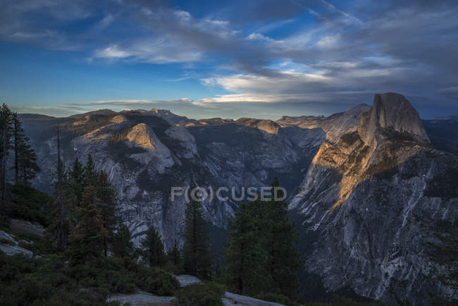 Скелясті Напівкупол і Yosemite Valley в сутінках, Національний парк Yosemite, Каліфорнія, Сполучені Штати Америки, Північна Америка — стокове фото