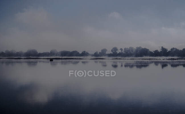 Ранкове світло на берегах річки Норманді — стокове фото