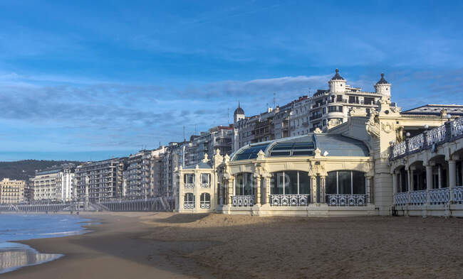 Іспанія, Країна Басків, Сан-Себастьян, пляж Ла-Конча, таласотерапія центру — стокове фото