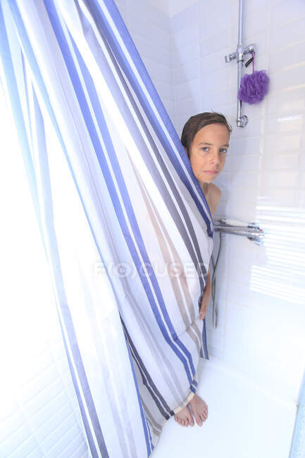 Frankreich, junge junge im badezimmer unter der dusche. — Stockfoto