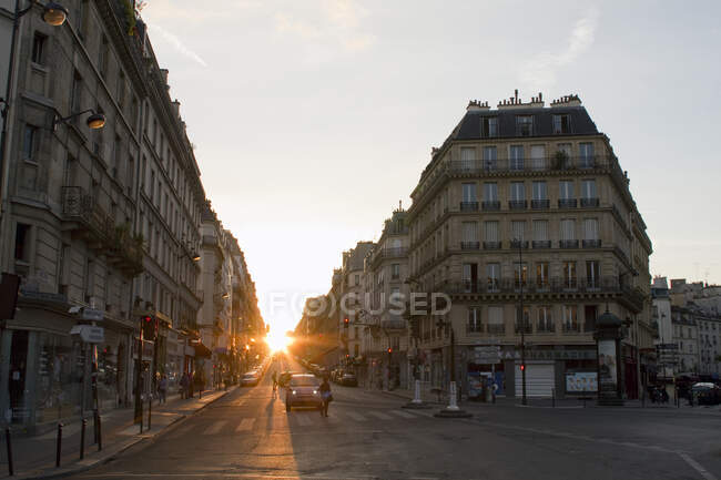 Francia, Parigi, Rue Claude Bernard, tramonto. — Foto stock