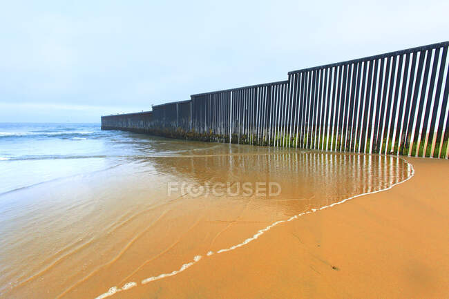 Mexico. Tijuana. Wall on thebeach between Tijuan and San Diego. — Stock Photo
