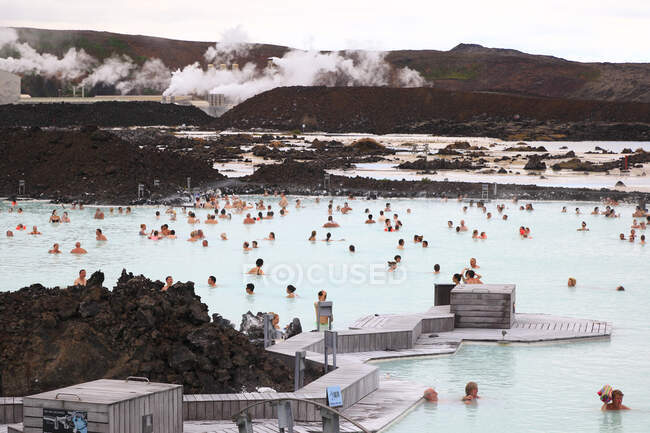 Bain thermal Blue Lagoon près de Grindavik, Islande — Photo de stock