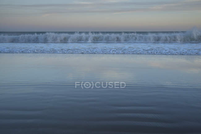 Océan ondulé au crépuscule, Drakes Beach, Point Reyes National Seashore, Californie, États-Unis — Photo de stock