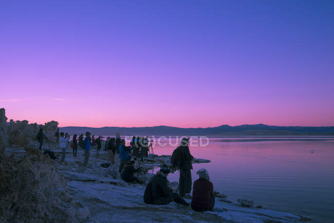 США, Калифорния, Озеро Моно на закате, Южная Туфа — стоковое фото